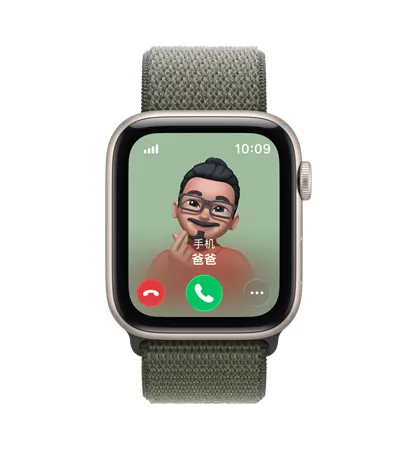 Apple Watch SE 3，展示星光色铝金属表壳、爸爸的来电、拟我表情联系人照片、接听和拒接按钮，搭配苍林色回环式运动表带。