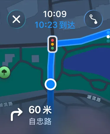 地图 app，屏幕底部显示导航指引。