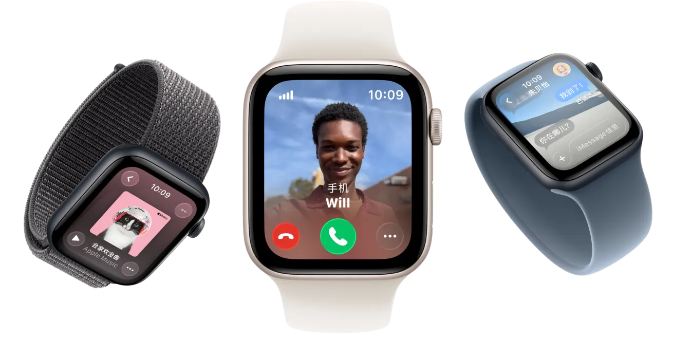 多只 Apple Watch SE 3 设备，展示星光色和午夜色铝金属表壳，分别搭配深灰色回环式运动表带、淡桃粉色单圈表带、铁锚蓝色单圈表带，屏幕则分别显示 Apple Music、来电画面和信息 app。