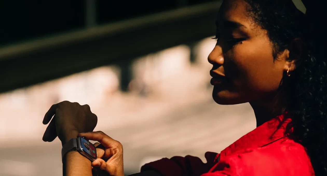 一个人用 Apple Watch Series 11 接听来电