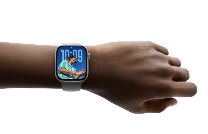 一个人佩戴 Apple Watch Series 11，屏幕显示照片表盘。