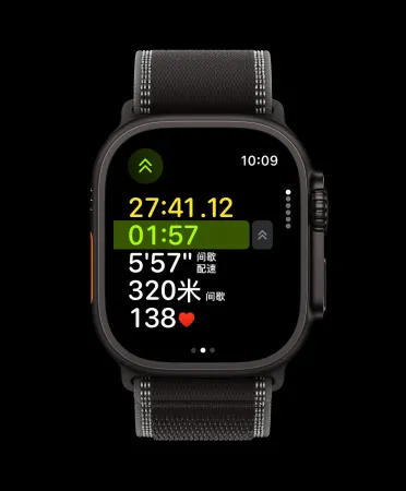 Apple Watch Ultra 3，展示黑色钛金属表壳，以及操作按钮触发体能训练 app 的下个间歇。
