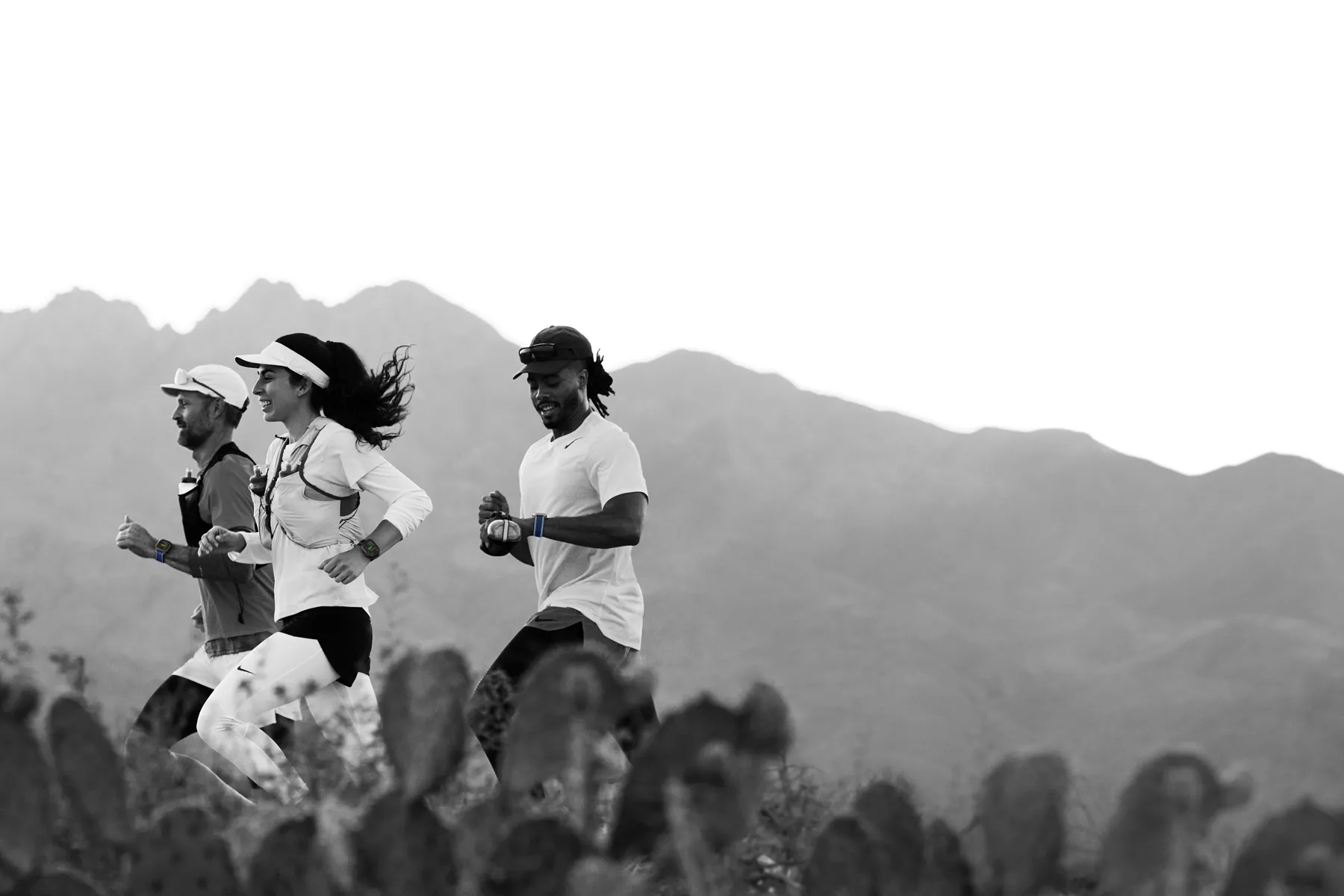 沙漠小径上的跑者在用 Apple Watch Ultra 3 记录他们的锻炼。