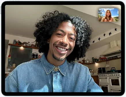 iPad Air 的正面外观，屏幕显示视频通话，可以看到正在通话的人。