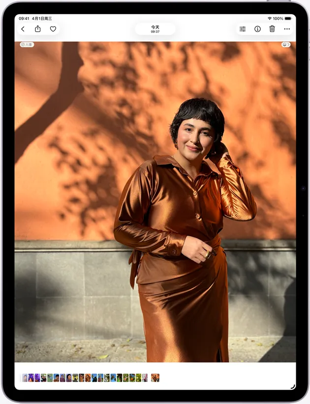 13 英寸 iPad Air 的正面外观，屏幕显示照片 app，展示 Liquid 视网膜显示屏。