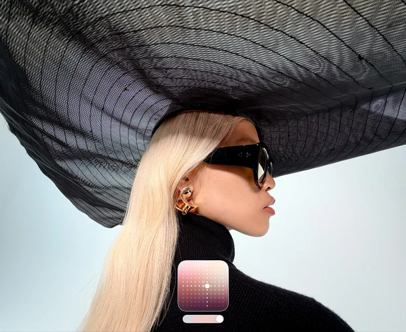 一张女子头戴黑色宽边帽的人像照，展示全新“珠光”摄影风格，可以提亮弱光环境下或使用夜间模式拍摄的照片。