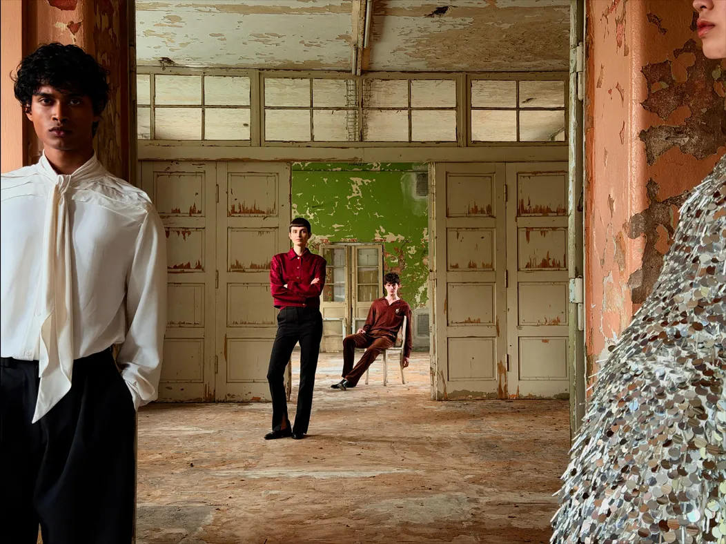 照片 app 展示 Pro 级融合式摄像头系统在不同焦距下的拍摄视角。当前切换到 48 毫米等效焦距，镜头拉远视角更广，继续将站在门厅外的一位男子收入画面中。