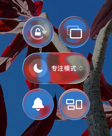 多彩的 iPhone 主屏幕显示采用半透明 Liquid Glass 设计的各种 app 和小组件。