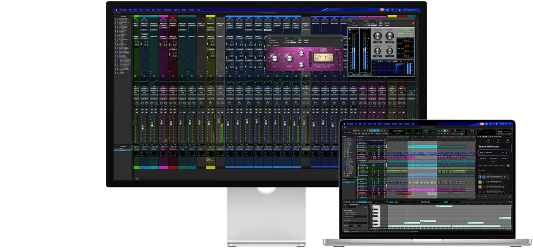 Studio Display 和一台 Mac 笔记本电脑，屏幕上显示正在 Pro Tools 中利用 Splice 整合的进程，纳米纹理玻璃面板有助于减少深色项目的屏幕反光。